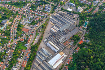 Vue aérienne de Halls industriels de Villeroy & Boch AG et piscine naturelle de Heilborn à Merzig dans le département Sarre, Allemagne