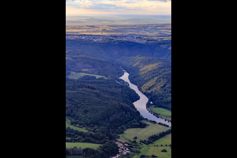 Vue aérienne de Cours de la Sarre entre le quai de Schwemlingen et le bac de Welles à le quartier Besseringen in Merzig dans le département Sarre, Allemagne