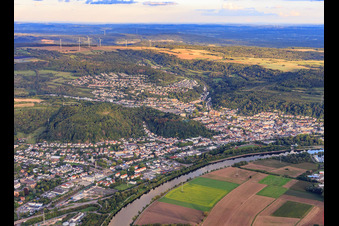 Vue aérienne de Vue de la ville sur les rives de la Sarre depuis le nord-ouest à Merzig dans le département Sarre, Allemagne