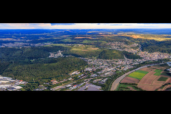 Vue aérienne de Panorama de la ville sur les rives de la Sarre depuis le nord-ouest à Merzig dans le département Sarre, Allemagne