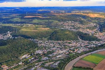 Vue aérienne de Vue de la ville sur les rives de la Sarre depuis le nord-ouest à Merzig dans le département Sarre, Allemagne