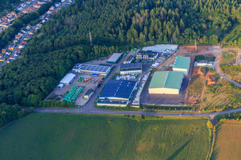 Vue aérienne de Zone industrielle Auf d. Haardt avec SEG Umwelt-Service GmbH, Martino Installationstechnik – chauffage, plomberie, ventilation et Walter & Co. GmbH / Walter Nutzfahrzeuge GmbH à Mettlach dans le département Sarre, Allemagne