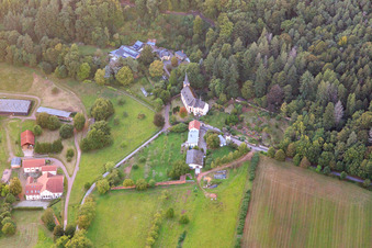 Vue aérienne de Église et refuge St. Gangolf GmbH à Mettlach dans le département Sarre, Allemagne