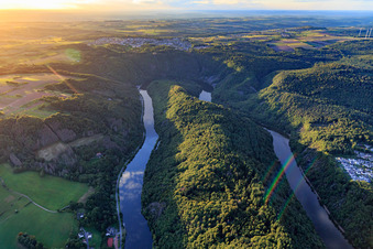 Vue aérienne de La boucle de la Sarre vue de l'est au coucher du soleil à Mettlach dans le département Sarre, Allemagne