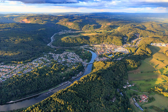 Vue aérienne de Vue des deux côtés de la Sarre depuis l'ouest à Mettlach dans le département Sarre, Allemagne