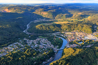 Vue aérienne de Vue des deux côtés de la Sarre depuis l'ouest à Mettlach dans le département Sarre, Allemagne