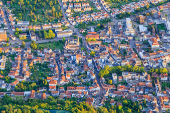 Vue aérienne de Place de l'église Saint-Pierre à Merzig dans le département Sarre, Allemagne