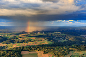 Photographie aérienne de Parc éolien Merchingen devant un mur de pluie avec arc-en-ciel à le quartier Merchingen in Merzig dans le département Sarre, Allemagne