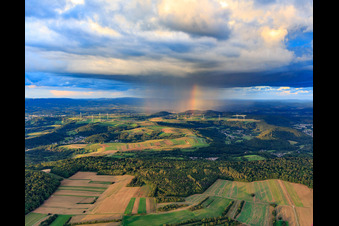 Parc éolien Merchingen devant un mur de pluie avec arc-en-ciel à le quartier Merchingen in Merzig dans le département Sarre, Allemagne d'en haut