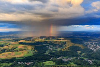 Parc éolien Merchingen devant un mur de pluie avec arc-en-ciel à le quartier Merchingen in Merzig dans le département Sarre, Allemagne hors des airs