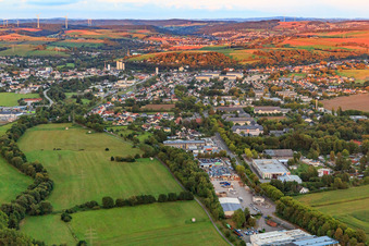 Vue aérienne de Vue de la ville depuis l'ouest le soir à le quartier Jabach in Lebach dans le département Sarre, Allemagne