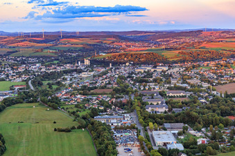 Vue aérienne de Vue de la ville depuis l'ouest le soir à le quartier Jabach in Lebach dans le département Sarre, Allemagne
