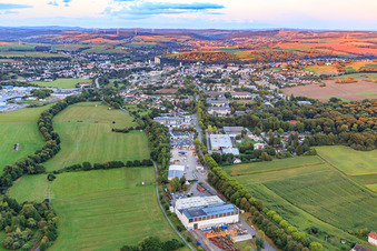Photographie aérienne de Vue de la ville depuis l'ouest le soir à le quartier Jabach in Lebach dans le département Sarre, Allemagne