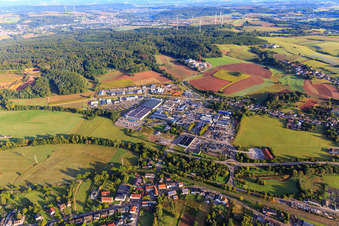 Vue aérienne de Zone industrielle de Bommersfeld avec école combinée pour les professions de la santé et des soins infirmiers et école de physiothérapie de la cusanus trägergesellschaft trier mbH à Lebach dans le département Sarre, Allemagne