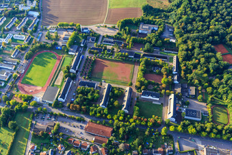 Vue aérienne de École Ruth Schaumann – École publique spécialisée avec un centre suprarégional de soutien à l'audition et à la communication, Bureau central de l'immigration dans une ancienne caserne, Écoles Nikolaus Groß – École primaire et communautaire, Centre d'éducation des adultes Lebach eV à le quartier Jabach in Lebach dans le département Sarre, Allemagne