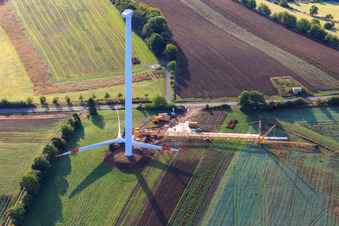 Vue aérienne de Repowering d'une éolienne avant assemblage des rotors à le quartier Sotzweiler in Tholey dans le département Sarre, Allemagne
