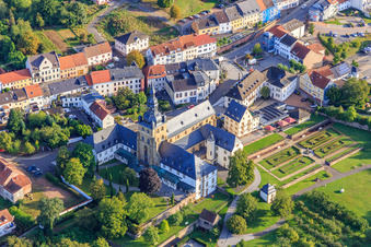 Vue aérienne de Abbaye bénédictine de Saint-Maurice Tholey avec l'église abbatiale et le jardin du monastère vus du sud-ouest à Tholey dans le département Sarre, Allemagne