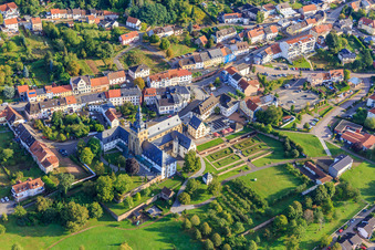 Vue aérienne de Abbaye bénédictine de Saint-Maurice Tholey avec l'église abbatiale et le jardin du monastère vus du sud-ouest à Tholey dans le département Sarre, Allemagne