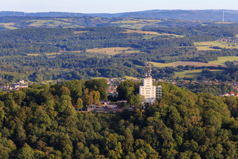 Vue aérienne de Schaumberg avec Skywalk, Schaumberg Alm et la tour d'observation et de télécommunication Schaumbergturm à Tholey dans le département Sarre, Allemagne