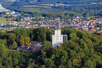 Vue aérienne de Schaumberg avec Skywalk, Schaumberg Alm et la tour d'observation et de télécommunication Schaumbergturm à Tholey dans le département Sarre, Allemagne