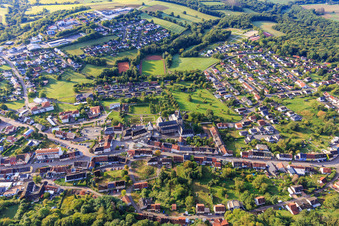 Vue aérienne de Centre-ville avec l'abbaye bénédictine de Saint-Maurice Tholey avec l'église abbatiale et le jardin du monastère vus du nord à Tholey dans le département Sarre, Allemagne