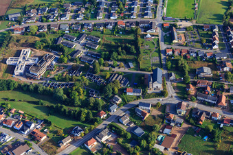 Vue aérienne de Centre pour personnes âgées Caritas Haus am See, église et cimetière Saint-Martin à le quartier Neunkirchen in Nohfelden dans le département Sarre, Allemagne