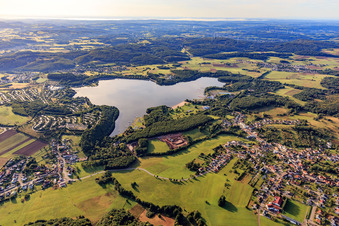Vue aérienne de Biotope du lac de Bostal vu du nord à le quartier Bosen in Nohfelden dans le département Sarre, Allemagne