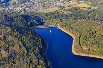 Vue aérienne de Barrage au réservoir Nonnweiler à le quartier Otzenhausen in Nonnweiler dans le département Sarre, Allemagne
