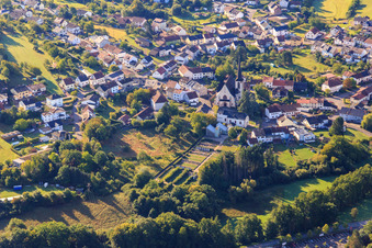 Vue aérienne de Église Saint-Willibrord au cimetière à le quartier Limbach in Schmelz dans le département Sarre, Allemagne
