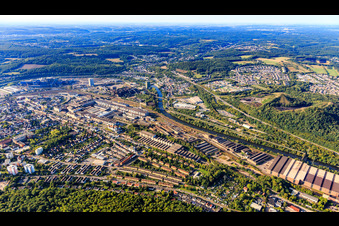 Vue aérienne de Panorama des entreprises sidérurgiques de la Sarre : Saar-Bandstahl GmbH, Saarschmiede GmbH Freiformschmiede, Saarstahl AG et Völklinger Hütte, site classé au patrimoine mondial de l'UNESCO. à Völklingen dans le département Sarre, Allemagne