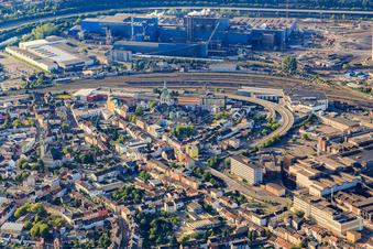 Vue aérienne de Centre-ville avec l'église paroissiale Saint-Éloi à Völklingen dans le département Sarre, Allemagne