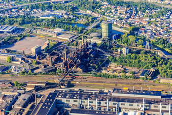 Vue aérienne de Site du patrimoine mondial de l'UNESCO Völklinger Hütte à Völklingen dans le département Sarre, Allemagne