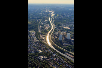Photographie aérienne de Cours de la Sarre aux tours de refroidissement de la centrale STEAG de Fenne à le quartier Fürstenhausen in Völklingen dans le département Sarre, Allemagne