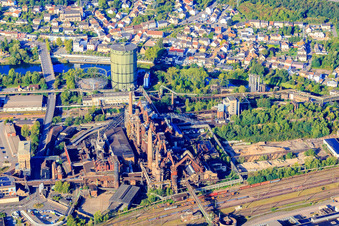 Vue oblique de Site du patrimoine mondial de l'UNESCO Völklinger Hütte à Völklingen dans le département Sarre, Allemagne