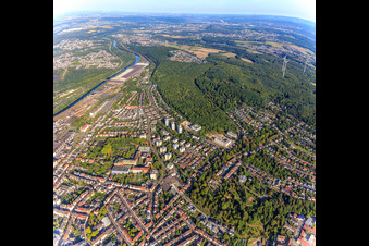 Vue aérienne de Vue d'ensemble de la ville depuis le sud à Völklingen dans le département Sarre, Allemagne
