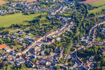 Vue aérienne de Trierer Straße avec l'église catholique de la Visitation de Marie à Heusweiler dans le département Sarre, Allemagne