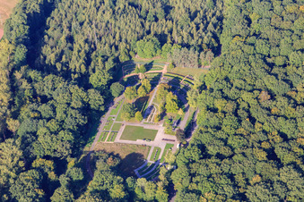Vue aérienne de Cimetière Eiweiler dans la forêt à le quartier Eiweiler in Heusweiler dans le département Sarre, Allemagne