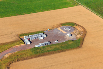Enregistrement par drone de Modernisation du parc éolien Minfeld. JUWI remplace quatre anciennes turbines (GE 1.5) de 2004 par deux nouvelles turbines Vestas V162 modernes, chacune d'une puissance de six mégawatts. à Minfeld dans le département Rhénanie-Palatinat, Allemagne