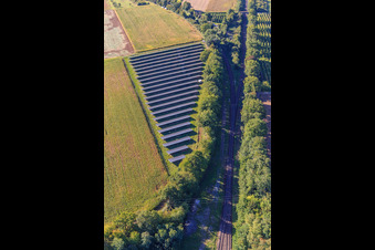 Vue aérienne de Installation photovoltaïque sur terres arables à Winden dans le département Rhénanie-Palatinat, Allemagne