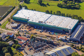 Enregistrement par drone de Chantier de construction du nouveau parc logistique de HANSAINVEST et DFI-Real-Estate Kandel après la démolition du marché OBI à le quartier Minderslachen in Kandel dans le département Rhénanie-Palatinat, Allemagne