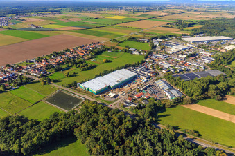 Chantier de construction du nouveau parc logistique de HANSAINVEST et DFI-Real-Estate Kandel après la démolition du marché OBI à le quartier Minderslachen in Kandel dans le département Rhénanie-Palatinat, Allemagne du point de vue du drone