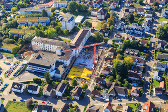 Chantier de construction pour l'agrandissement de l'Asklepios Südpfalzklinik Kandel à Kandel dans le département Rhénanie-Palatinat, Allemagne vue du ciel