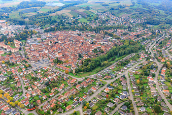 Vue aérienne de Rempart Nord et Tour de la Poudrière à Wissembourg dans le département Bas Rhin, France