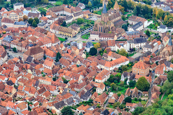 Vue aérienne de Église Saint-Pierre-et-Paul à Wissembourg dans le département Bas Rhin, France