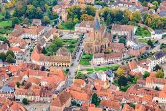 Vue aérienne de Église Saint-Pierre-et-Paul à Wissembourg dans le département Bas Rhin, France
