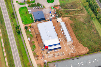 Vue aérienne de Mat & Provet et nouveau chantier de construction rue Joseph Achille Le Bel à le quartier Altenstadt in Wissembourg dans le département Bas Rhin, France