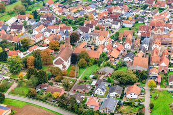 Vue oblique de Église paroissiale Saint-Ulrich à Kapsweyer dans le département Rhénanie-Palatinat, Allemagne
