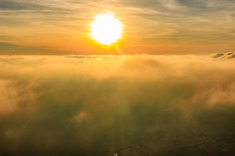 Vue aérienne de Coucher de soleil au-dessus des nuages à Steinfeld dans le département Rhénanie-Palatinat, Allemagne