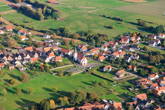 Vue aérienne de Église et cimetière à Seebach dans le département Bas Rhin, France