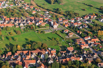 Vue aérienne de Église et cimetière à Seebach dans le département Bas Rhin, France